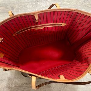 Louis Vuitton Never Full MM with pouch.  Monogram canvas 12.6 x 11.4 x 6.7.